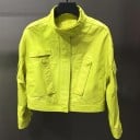 Naisten lyhyt takki keinonahasta korkealla kauluksella Kiinnitys piilotettu läpän alle Läpälliset taskut etuosassa ja hihassa Pitkät 2