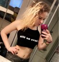 Naisten musta crop-toppi hauskalla printillä 1