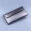 Naisten ohut lompakko aidosta nahasta käännettävällä läpällä Tyylikäs clutch-muoto Kiiltävä pinta Litteä profiili Koko 19 x 10 x 1 cm 3