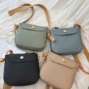 Naisten olkalaukku läpällä ja pyöreällä napilla Leveä kontrastivärinen hihna olkapäällä PU-nahkaa ja polyesteria Mitat 23 x 21 x 7 cm 6
