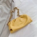 Naisten pehmeä laukku massiivisella kultaketjulla Rypytetty muoto muistuttaa tyynyä Laukku käteen 28 x 14 x 10 cm PU-nahkaa 9