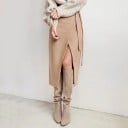 Naisten pitkä kietaisuhame vyöllä Suora, istuva leikkaus edessä olevan halkion kanssa Matta polyesterikangas Polven alapuolelle 4