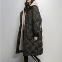 Naisten pitkä talvitakki hupulla ja kontrastiraidoilla Vaatetettu takki neulotulla hihansuilla ja vaalealla vuorilla Polyesteri 3