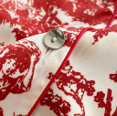 Naisten pyjama valkoisella pohjalla ja punaisilla kuvioilla, kauluksellinen paita ja lyhythihainen nappikiinnitys, rintatasku ja polyesteri 2
