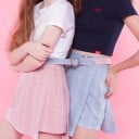 Naisten ruudullinen mini hame vyöllä Vinosti taitettu etuosa Vyö metallisilla lenkeillä ja sydämen muotoisella hopeasoljella 9