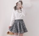 Naisten ruudullinen minisukka rypytetyllä helmalla alareunassa Joustava vyötärö kumilla Laajennettu A-linjainen leikkaus Puuvilla-polyesteriseos 4