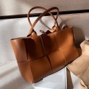 Naisten suuri shopper-laukku keinonahasta Kudontakuosi leveistä nauhoista Kaksi pitkää kahvaa Koristeellinen nauha Tilava 49 x 26 x 14 cm 4