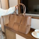 Naisten suuri shopper-laukku keinonahasta Kudontakuosi leveistä nauhoista Kaksi pitkää kahvaa Koristeellinen nauha Tilava 49 x 26 x 14 cm 6