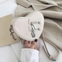 Naisten sydämen muotoinen laukku keinonahasta pitkällä olkahihnalla Kaksi etutaskua vetoketjulla Koristeellinen ketju 19 x 14 x 6 cm 1