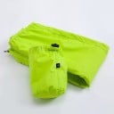 Naisten takki hupulla ja vetoketjulla huonoa säätä varten Pakkautuu pieneen pussiin Polyesterikangas hienolla kuviolla 17