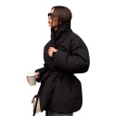 Naisten talvinen vuoritettu takki vyöllä ja kauluksella, kietaisutyyppinen puffer-takki leveillä hihoilla 2