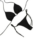 Naisten yksinkertainen kolmiobikini, jossa nauhat niskassa ja sivuilla. Minimalistinen leikkaus. Uima-asu kesään ja lomaan. 1