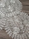 Napperon en dentelle avec motif de roses 2