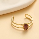 Nastavitelný prsten s oválným kamínkem 18,2 mm, reliéfní obroučka s dvojitou linií, výrazný přírodní motiv 9