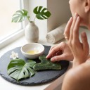 Nefritová Gua Sha destička ve tvaru srdce 7,5 x 5 cm Masážní škrabka z přírodního kamene Tmavě zelená Na masáž obličeje a krku 3