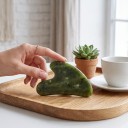 Nefritová Gua Sha destička ve tvaru srdce 7,5 x 5 cm Masážní škrabka z přírodního kamene Tmavě zelená Na masáž obličeje a krku 6