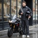 Nepromokawy komplet motocyklowy: kurtka i spodnie Kurtka z wysokim kołnierzem i elastycznymi mankietami Proste spodnie Czarny z szarymi 10