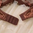 Női barna alsónemű szett virágmintás hímzéssel, áttetsző melltartó kosarakkal és állítható oldalú tangával, fényes betéttel 8