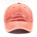 Női baseball sapka hímzett felirattal Pamut mosott vintage megjelenés Szellőzőlyukak Állítható heveder fémcsattal Fejkerület 55-től 60 cm-ig 5