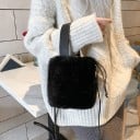 Női bolyhos táska vákuum formájában 13 x 20 x 16 cm Húzózsinór Hosszú pánt csattal Vállon és kézben is hordható 2