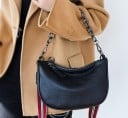 Női bőr crossbody táska félhold formában Díszes lánc és széles csíkos pánt karabinerekkel Cipzár 22 x 19 x 8 cm 3