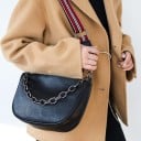 Női bőr crossbody táska félhold formában Díszes lánc és széles csíkos pánt karabinerekkel Cipzár 22 x 19 x 8 cm 5