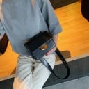 Női crossbody táska flap-pel és fém félkör alakú résszel Széles pánt karabinerrel Négyzet alak PU bőr 18,5 x 8 x 14 cm 7