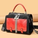 Női crossbody táska füllel és pánttal Fekete piros panelek és szegecsek Cipzár láncos bojtokkal PU bőr és poliészter 25 x 18 x 12 cm 2