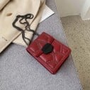 Női crossbody táska geometrikus steppeléssel és fém szegecsekkel Klapka fém záródással Láncos pánt PU bőr 18 x 13,5 x 6,5 cm 4