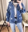 Női farmerdzseki hátul nyomtatott Nagy felirat fehér alapon Szakadt részletek Laza szabás Világoskék, koptatott pamut denim 2