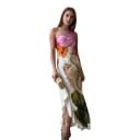Női hosszú egyvállas ruha nagy virágmintával és kivágott hátrésszel, fodros szoknyával és oldalsó cipzárral fehér színben 3