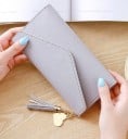 Női hosszú pénztárca PU bőrből boríték klappal 19 x 9,5 x 2,5 cm Matt felület Díszes bojt és szív függő láncon 2