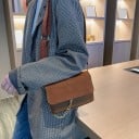 Női kis crossbody táska klopával Fém karabiner és díszítő lánc Széles mintás pánt a vállra PU bőr 20 x 6,5 x 13 cm 5