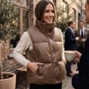 Női mellény magas gallérral és patentgombos végigzáródással, függőleges zsebekkel az oldalán és vízszintes steppeléssel 6