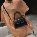 Női mini crossbody táska kézi füllel PU bőrből krokodil mintával Leválasztható pánt Elülső fedél Méret 17,5 x 11,5 x 7 cm A városba 6