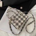 Női mini táska kézben és vállon kockás mintával Két rövid fül és hosszú pánt karabínerrel PU bőr 17 x 13,5 x 7 cm 1