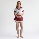 Női szexi cosplay jelmez fehér crop top matrózgallérral és megkötéssel, valamint piros kockás rakott mini szoknya csipkés szegéllyel 2
