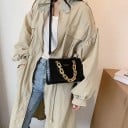 Női táska kézben 20 x 14 x 9 cm Dombornyomott hüllőmintás Masszív aranyszínű láncfül Hosszú pánt vállra és crossbody 6