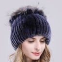 Női téli sapka prémmel Bolyhos bordázott felület Pomponos díszítés a tetején Fejkerület 52-től 60 cm-ig Hideg téli időjárásra 2