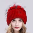Női téli sapka prémmel Bolyhos bordázott felület Pomponos díszítés a tetején Fejkerület 52-től 60 cm-ig Hideg téli időjárásra 9