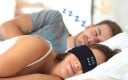 Nukkujan kuulokkeet kankaasta valmistetussa Bluetooth 5.0 -pannassa Korvalla ja silmillä käytettävä Akunkesto 7 tuntia Kantama 10 m Musiikin 4