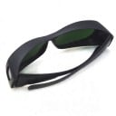 Ochelari de protecție împotriva laserului 200 până la 2000 nm cu lentile verzi și protecții laterale în cadru negru pentru lucrul cu laserul 3