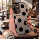 Ochranný kryt pro Samsung Galaxy A57 s puntíky Ultra tenký i odolný Matný šedý podklad Černé puntíky a okraje Vyvýšená ochrana fotoaparátu 5