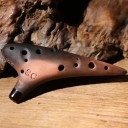 Okarina z fioletowej gliny 12 otworów strojenie sopran C 13 x 6,5 x 3 cm wypał dymny brązowa ręcznie robiony instrument muzyczny dla graczy 5