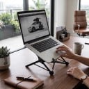 Opvouwbare laptopstandaard 15 x 15 cm draagbaar met hoogte- en kijkhoekverstelling universeel voor laptops en verschillende apparaten zwart 8