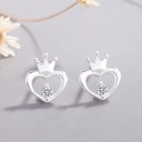Orecchini a perno a forma di cuore con corona 3