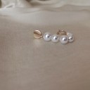 Orecchini da donna con perle in oro Puzeta con ornamento rotondo in metallo Arco di perle di diverse dimensioni Anello aperto Metallo per costume 3