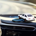 Ornamento de carro a deslizar para o tablier Carro branco com rodas vermelhas Decoração para carro Figura móvel para o interior do veículo 7