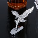 Ørnestatue på motorhjelmen på en bil 1