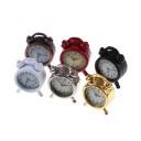 Orologio da tavolo in metallo in miniatura per casa delle bambole Decorazione realistica con quadrante e due campanelli Dimensioni 1,5 x 0,5 x 8